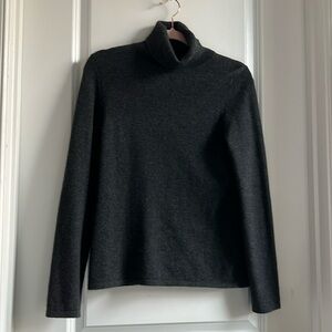 Saks fifth Avenue medium 100% cashmere grade charcoal turtleneck.